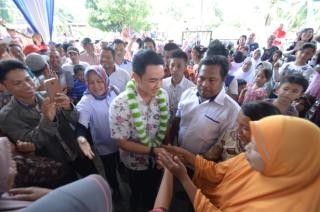 Zumi Zola mendapat sambutan hangat dari warga desa Teluk Kuali kecamatan Tebo Ulu Kabupaten Tebo.